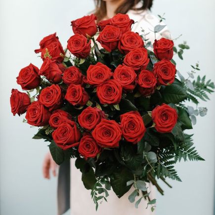 Ramo de rosas rojas de tallo corto (50cm)