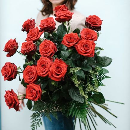 18 rosas rojas de tallo largo
