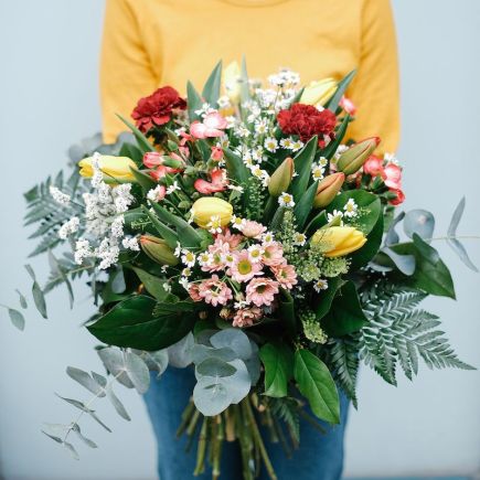 Ramo primaveral con tulipanes