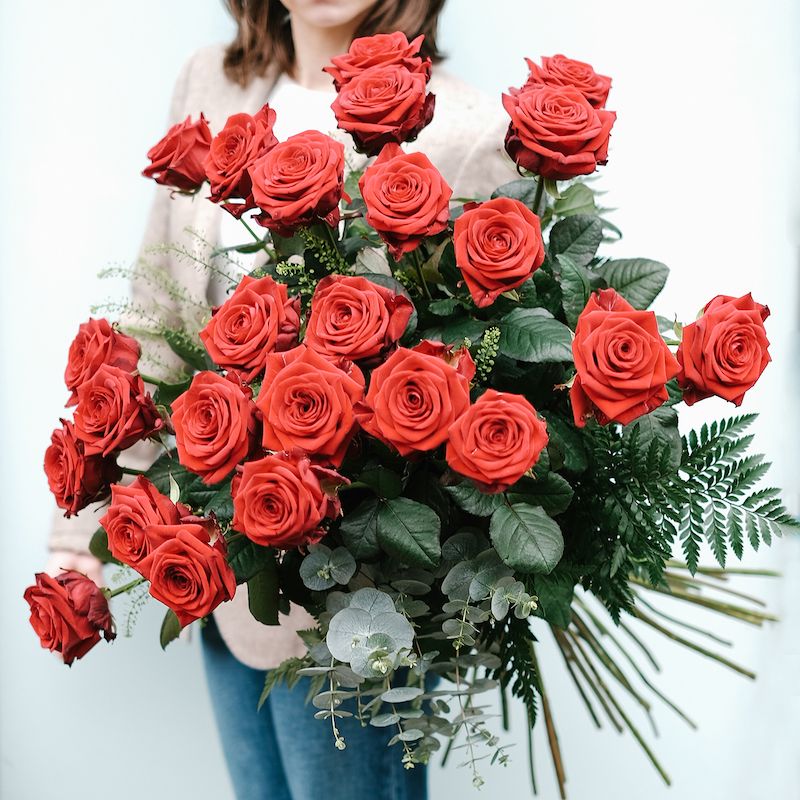 ramo de rosas rojas largas